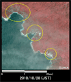 陸域観測技術衛星「だいち」搭載センサ、プリズムとアブニール・ツーにより作成されたパンシャープン画像のインドネシア・南パガイ島沿岸部の様子(約3km×3kmのエリア、災害後2010年10月28日観測)