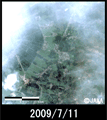 陸域観測技術衛星「だいち」(ALOS)搭載のプリズムとアブニール・ツーから作成したパンシャープン画像による2009年7月9日に発生した中国雲南省地震震源地から東南東約15kmのところにある姚安県の集落(2009年7月11日午後13時2分頃観測)