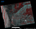 洪水前後のパキスタンのPALSAR変化抽出画像によるシンド州北部のShahdadkot、Garhi Khairoなどの都市付近の拡大図。洪水前(2010年7月5日観測)のPALSAR画像を赤色に、洪水後(2010年8月20日観測)のPALSAR画像を緑色と青色に着色してカラー合成したもの