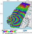 2009年7月15日に発生したニュージーランド南西部地震震央付近の領域を陸域観測技術衛星「だいち」(ALOS)搭載のLバンド合成開口レーダ(PALSAR；パルサー)により地震後の観測画像(2009年7月23日)と地震前(2008年7月20日)に取得した同じ軌道からの画像を使用して作成した差分干渉処理画像