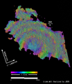 インドネシア・スマトラ島西方にあるシムル(SIMEULUE)島を平成20年2月22日1時26分頃(JST)に取得した「だいち」搭載PALSARの画像データと、平成18年10月3日に同じくPALSARで取得した画像データを差分干渉処理させて得た地殻変動図。平成18年10月3日から平成20年2月22日までの507日間における衛星-地面間の距離の伸び縮み具合を面的に色で表したもの