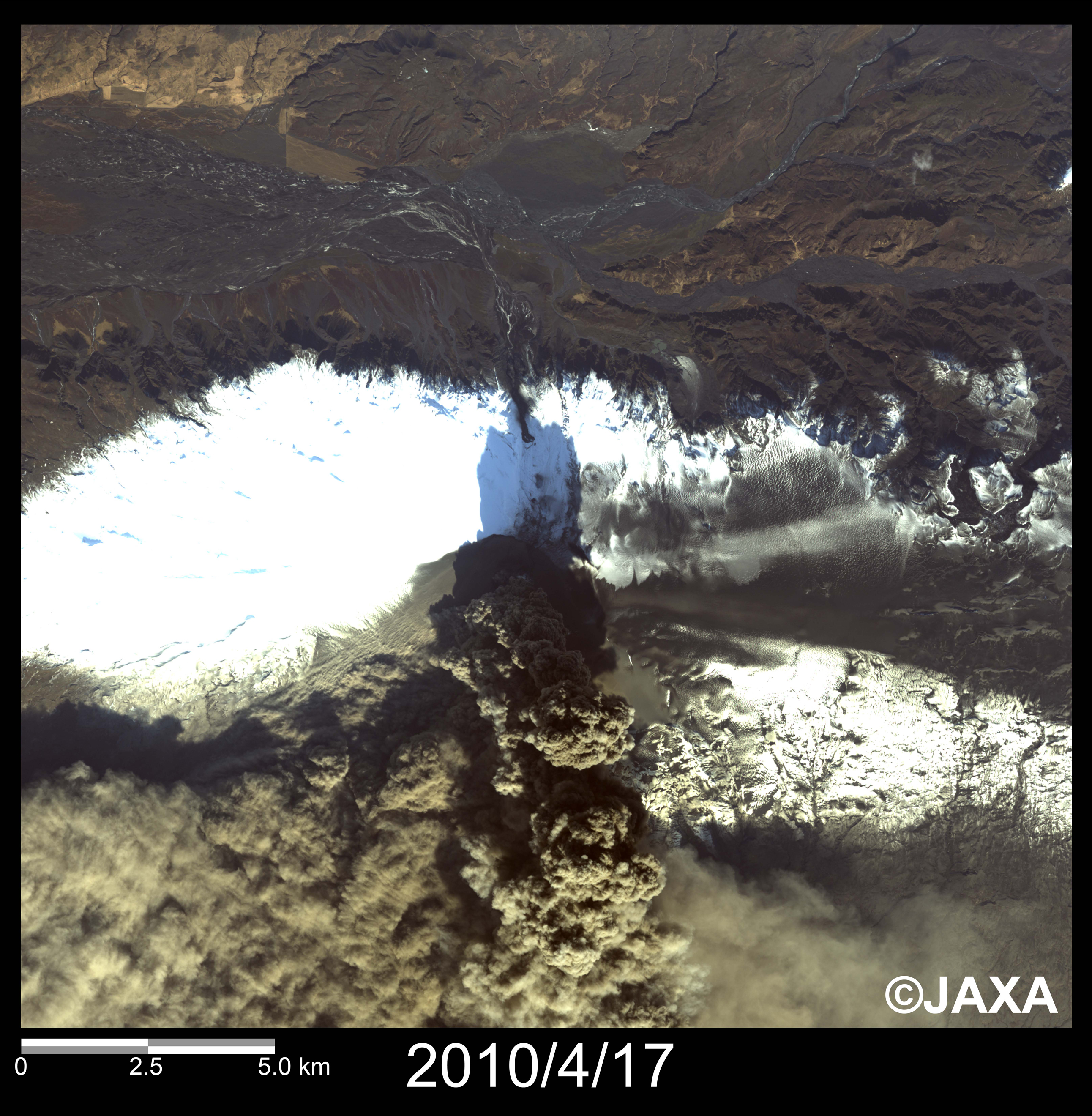 図2: エイヤフィヤトラヨークトル氷河の火山火口付近の拡大画像(それぞれ約20km四方) 2010年4月17日観測