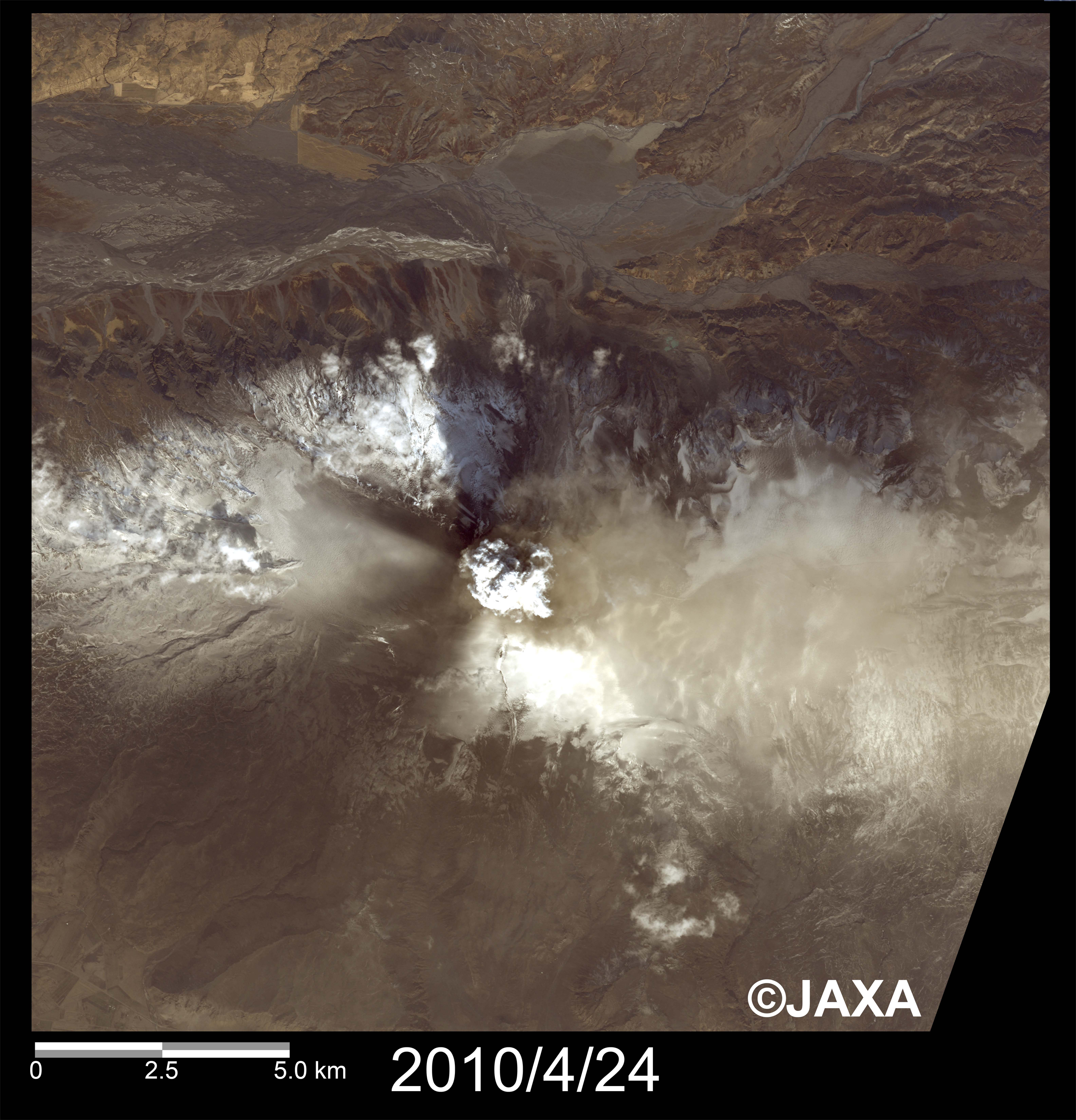 図2: エイヤフィヤトラヨークトル氷河の火山火口付近の拡大画像(それぞれ約20km四方) 2010年4月24日観測