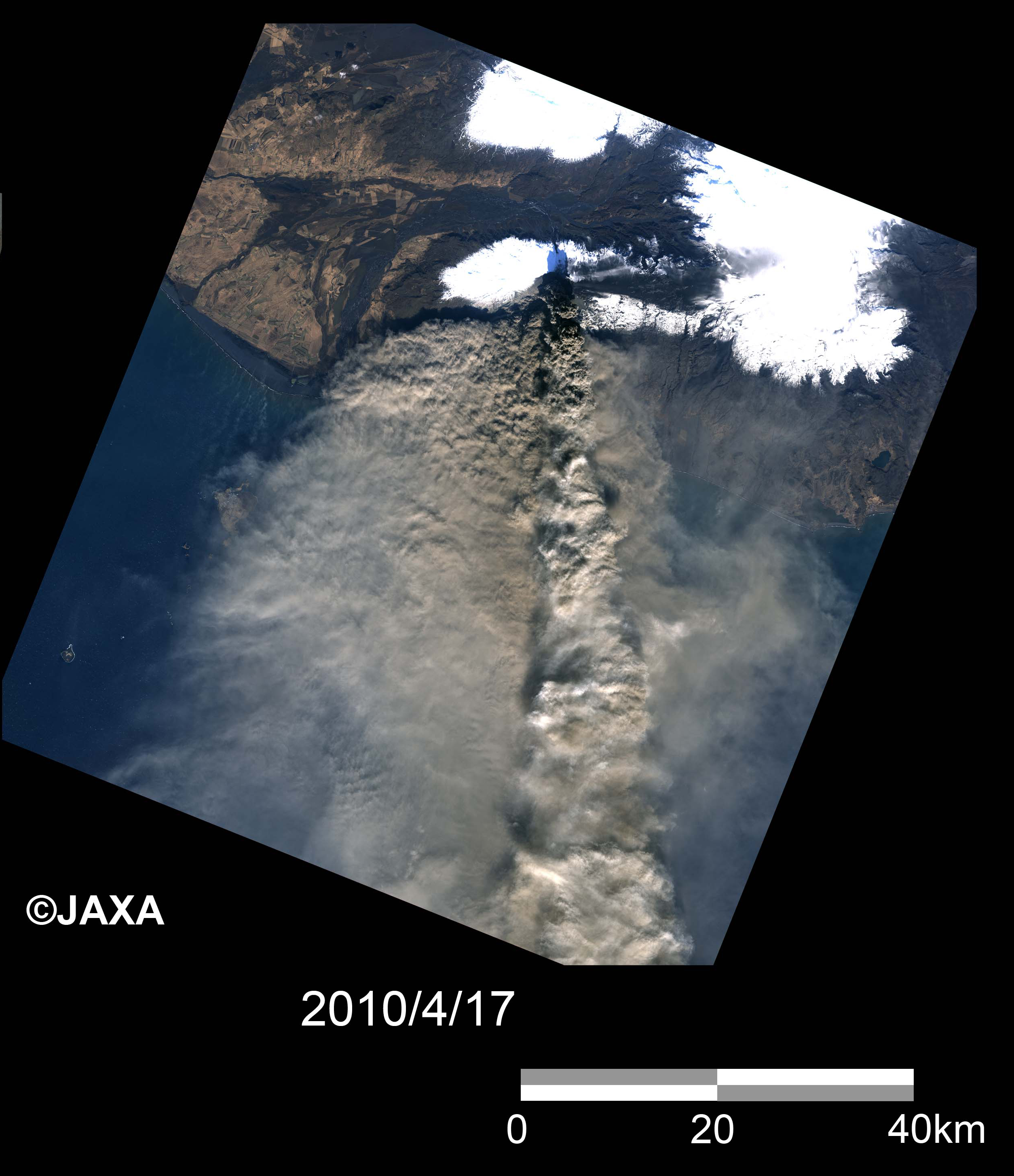 図1: エイヤフィヤトラヨークトル氷河の全体画像の比較 2010年4月17日観測