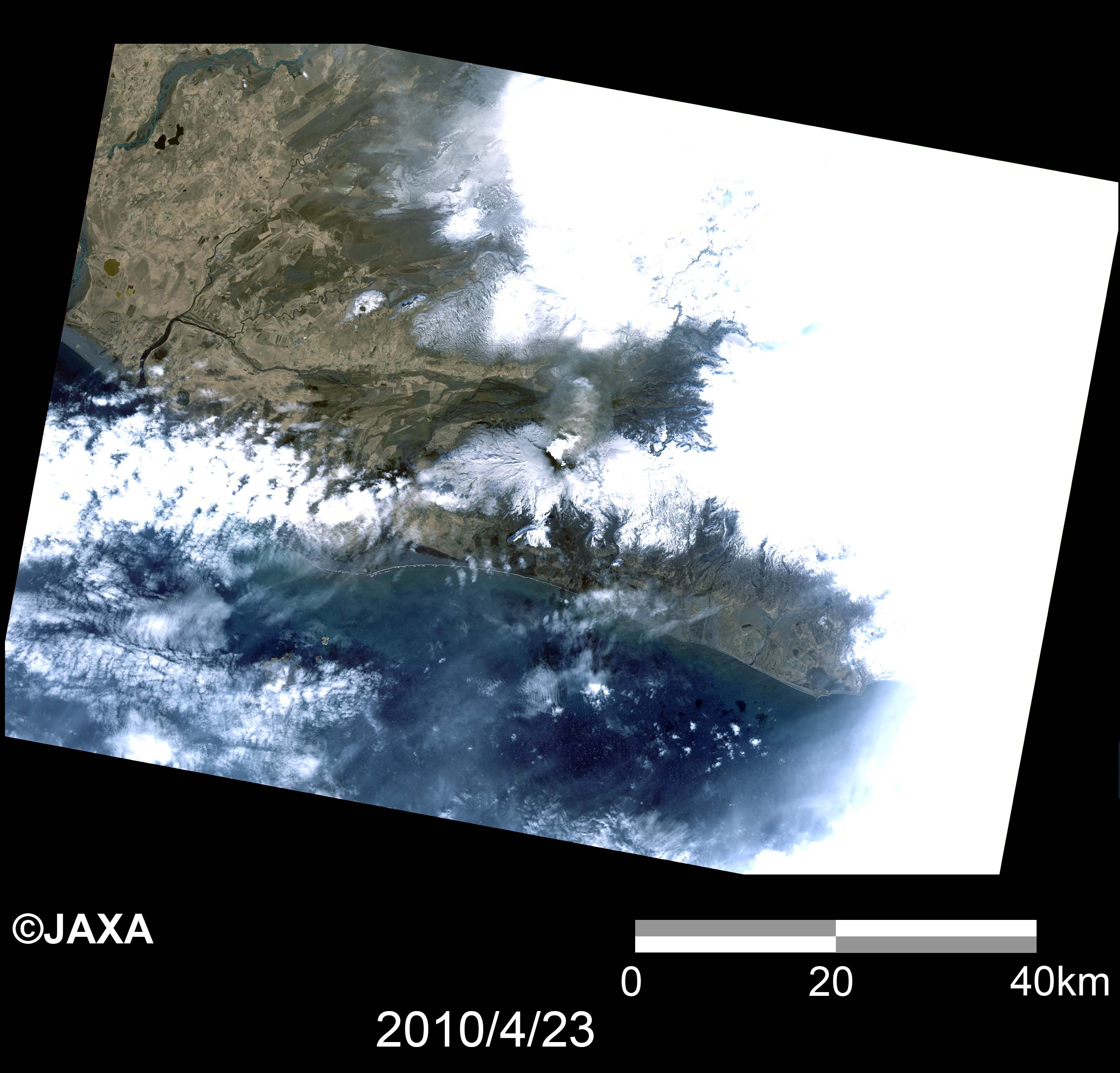 図1: エイヤフィヤトラヨークトル氷河の全体画像の比較 2010年4月23日観測