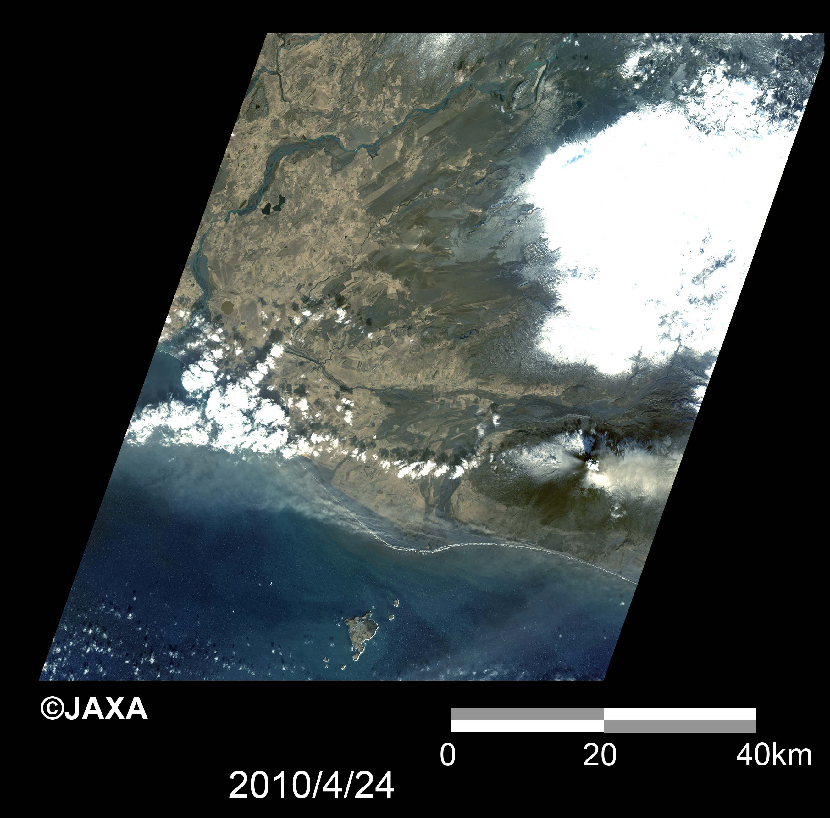 図1: エイヤフィヤトラヨークトル氷河の全体画像の比較 2010年4月24日観測