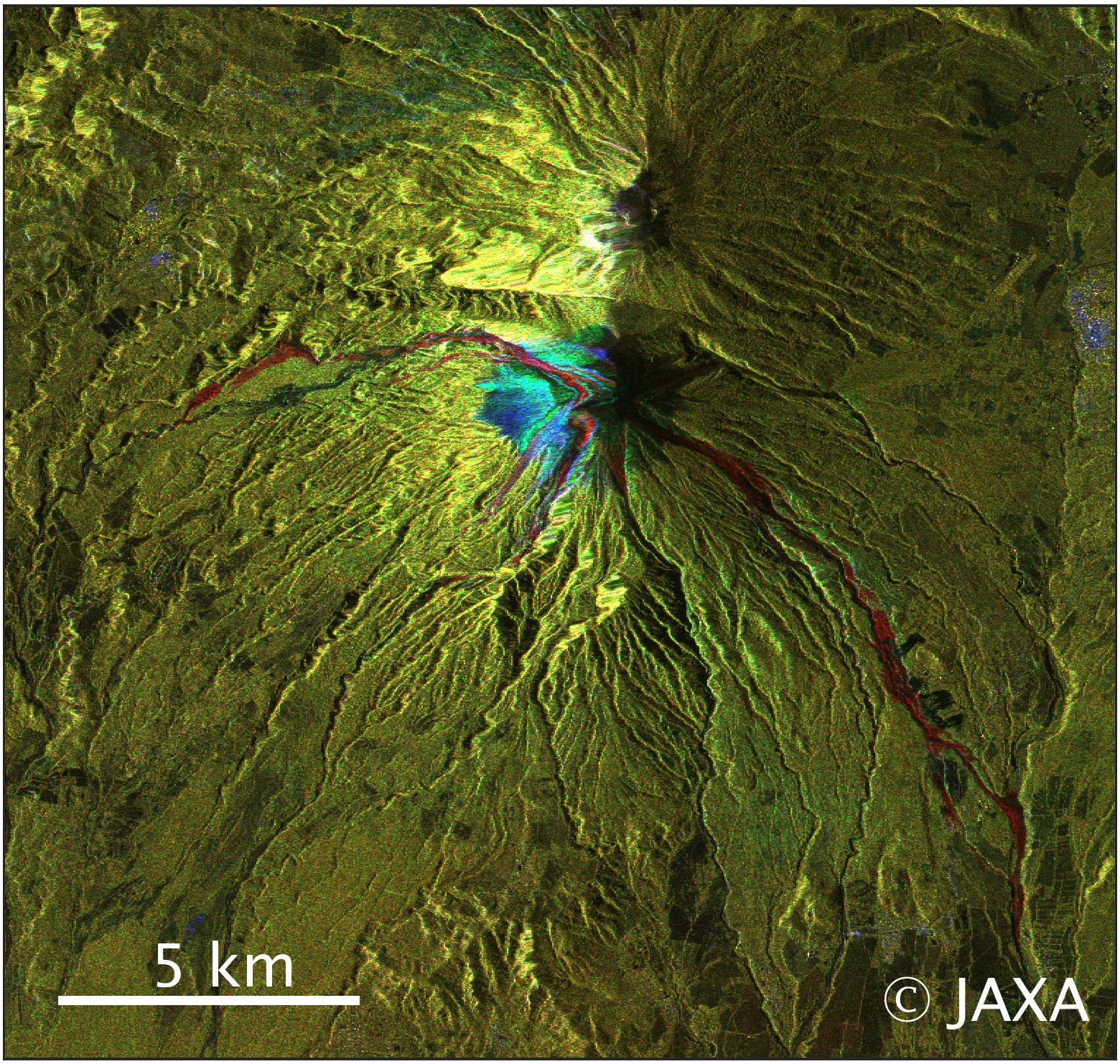 図3: 2018年6月7日と2018年5月24日の観測データを用いたフエゴ山周辺の強度画像のカラー合成