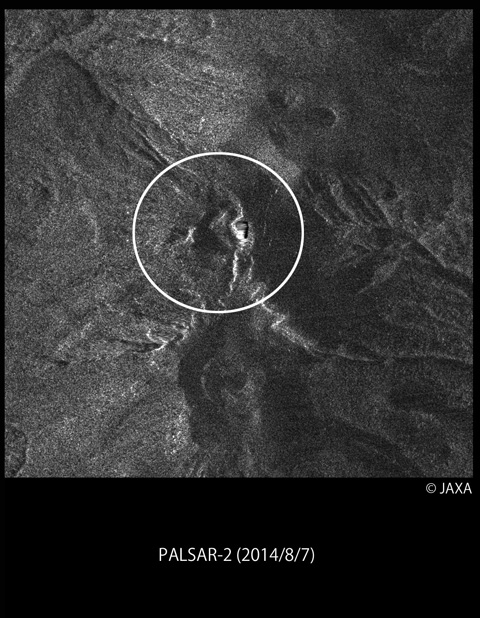 図3: 口永良部島の火山噴火前後の画像 左:「だいち2号」PALSAR-2での観測画像 (HH偏波)