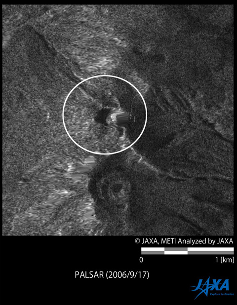 図3: 口永良部島の火山噴火前後の画像 右:「だいち」PALSARでの観測画像 (HH偏波)