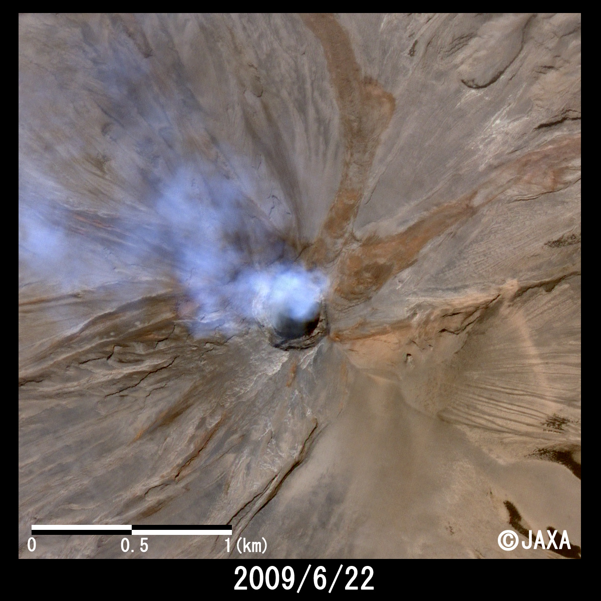 >図4: サリュチェフ火山火口のパンシャープン画像(2009年6月22日観測)