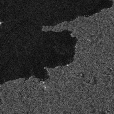 図3: 陸域観測技術衛星「だいち」(ALOS)搭載の陸域観測技術衛星「だいち」(ALOS)搭載のLバンド合成開口レーダ(PALSAR；パルサー)により観測されたグランデ島バナナル海岸周辺の拡大画像の災害前(2009年2月14日)～災害後(2010年1月2日)の変化を示すアニメーション