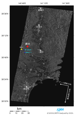 図2右:南北約200kmに渡る地震後(平成20年6月24日)の陸域観測技術衛星「だいち」(ALOS)搭載のPALSARによる画像