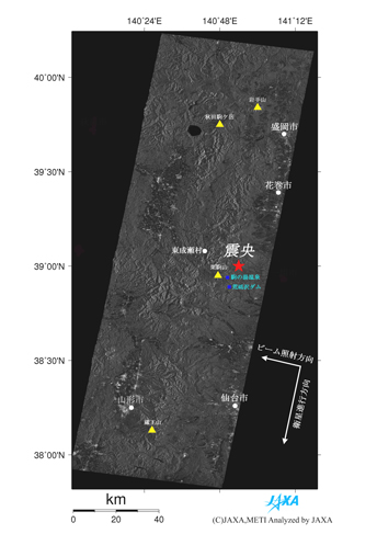 図1右:南北約250kmに渡る地震後(平成20年7月11日)の陸域観測技術衛星「だいち」(ALOS)搭載のPALSARによる画像