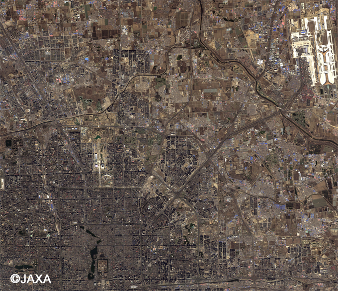 図2: 陸域観測技術衛星「だいち」で2007年12月2日に観測した北京首都国際空港付近