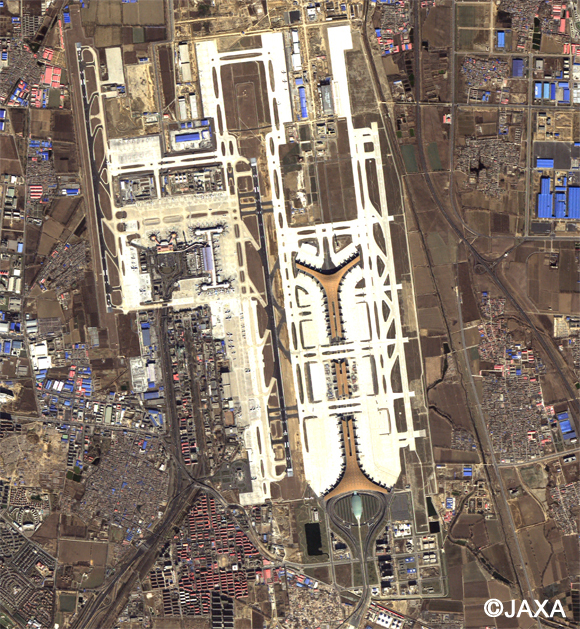図3: 陸域観測技術衛星「だいち」で2007年12月2日に観測した北京首都国際空港