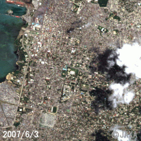図4: 陸域観測技術衛星「だいち」(ALOS)搭載の高性能可視近赤外放射計2型(アブニール・ツー)により観測されたハイチ大統領宮殿付近の拡大画像のアニメーション(約１秒間隔で2010年1月14日と2007年6月3日の画像が切り替わります)