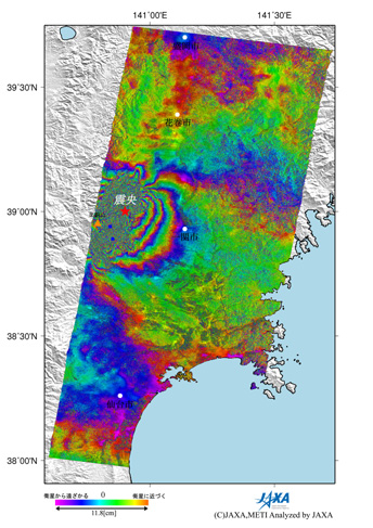 図2左:地震前と地震後の画像を比較したPALSAR差分干渉画像