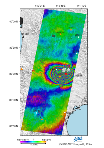 図1左:地震前(平成18年7月8日)と地震後(平成20年7月11日)の画像を比較したPALSAR差分干渉画像