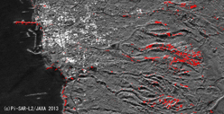 }8(b)F2013N1022ɊϑPi-SAR-L2摜f[^HHΔg摜ɕω̈dˍ킹ωo摜i哇nt߂̖4km~2km͈̔́A쑤ϑj