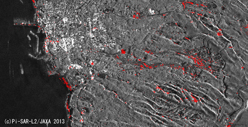 }8(c)F2013N1022ɊϑPi-SAR-L2摜f[^HHΔg摜ɕω̈dˍ킹ωo摜i哇nt߂̖4km~2km͈̔́A()ϑj