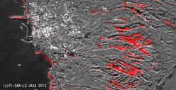 }8(d)F2013N1022ɊϑPi-SAR-L2摜f[^HHΔg摜ɕω̈dˍ킹ωo摜i哇nt߂̖4km~2km͈̔́Akϑj