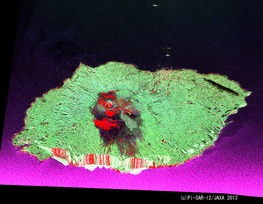 図8(c)：2013年10月22日に観測したPi-SAR-L2画像データのHH偏波とVV偏波の相関解析処理の結果を赤色で重ね合わせて作成した伊豆大島の鳥瞰図（裏側(東側)から観測、山肌の赤い箇所が変化領域）