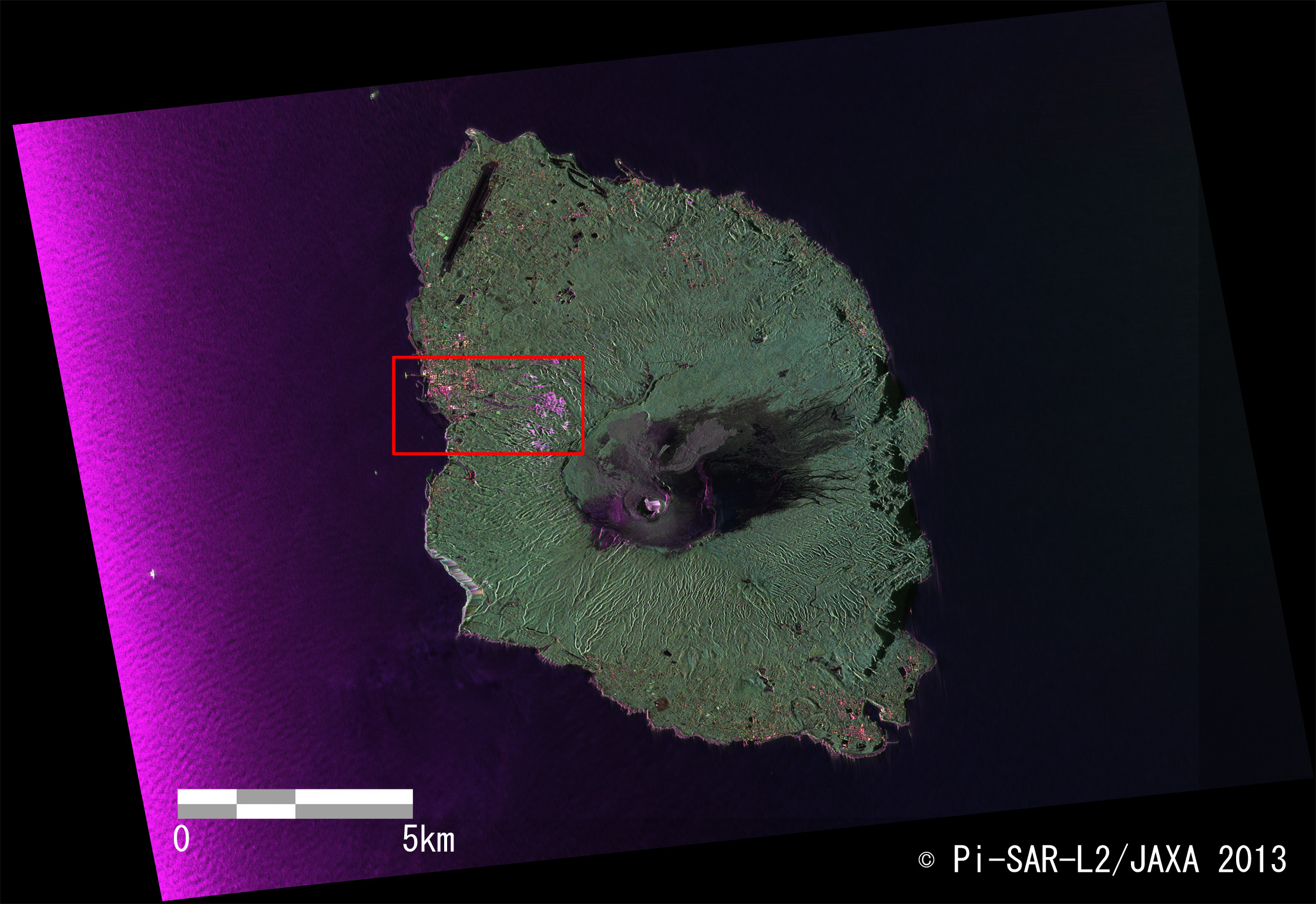 図2:Pi-SAR-L2により観測された伊豆大島全体のカラー合成画像。赤にHH偏波、緑にHV偏波、青にVV偏波をそれぞれ割り当てています。図中の赤枠部分が、被害が大きかった大島町元町地区付近です。