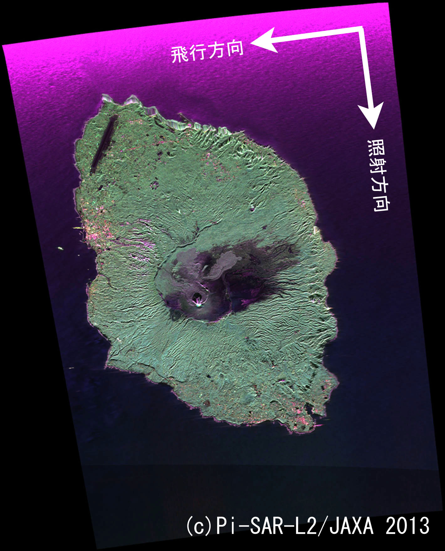 図7(d):2013年10月22日に伊豆大島の東側から西側へ飛行し、斜面の横方向(北側)から観測したPi-SAR-L2画像