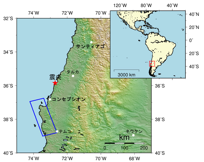 図1:2010年3月2日13時13分頃に陸域観測技術衛星「だいち」(ALOS)搭載のLバンド合成開口レーダ(PALSAR；パルサー)により観測された範囲(赤枠)と青枠は図2で示すPALSAR観測領域。赤い星印は本地震の震央位置。数値標高データはSRTM3を使用