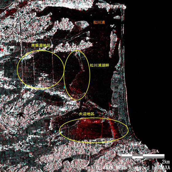 }4(e):PALSARł2011N42ϑ̉摜ԂɁA2011N316̉摜΂ƐɊ蓖ĂJ[摜AYӊg}