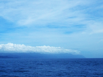 上空高いところの雲と地面付近の雲