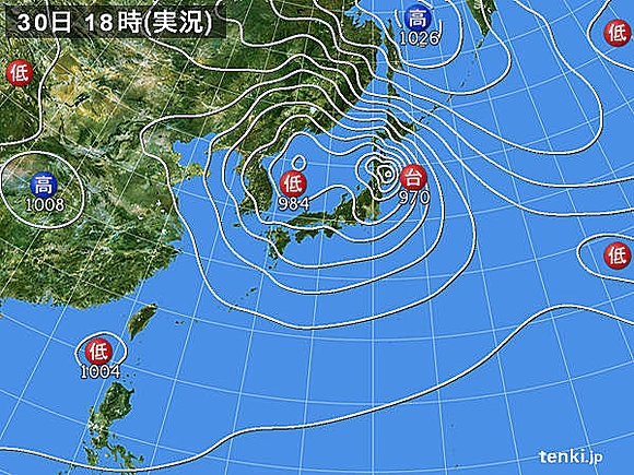 図１　実況天気図（2016年8月30日18時）統計開始以来初めて東北地方の太平洋側に上陸