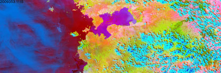 中分解能MODIS疑似カラー画像により強調された水色、植生や土壌、雲の様子(2009年11月19日11：15 UT)