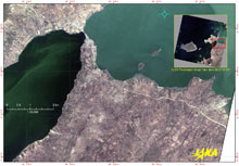 ビタ地区(画像下部)北の半島とルシンガ島(画像左上)をつなぐ埋立地の道路が分断する湖水面(トゥルーカラー画像)