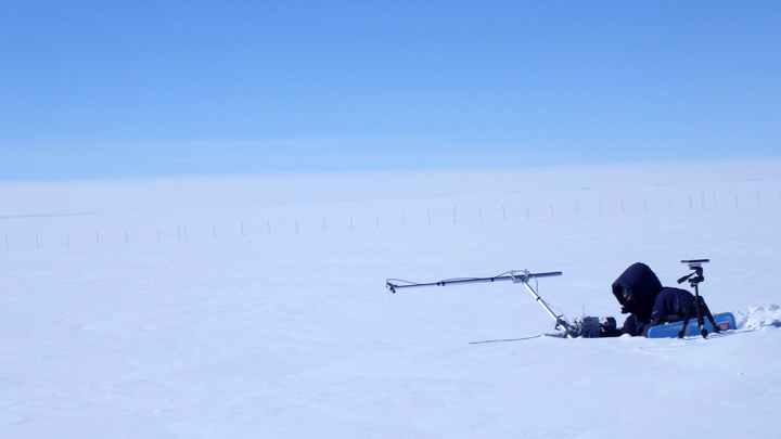 雪面の反射率を方向・角度別に測定する様子（測定者：島田研究開発員）