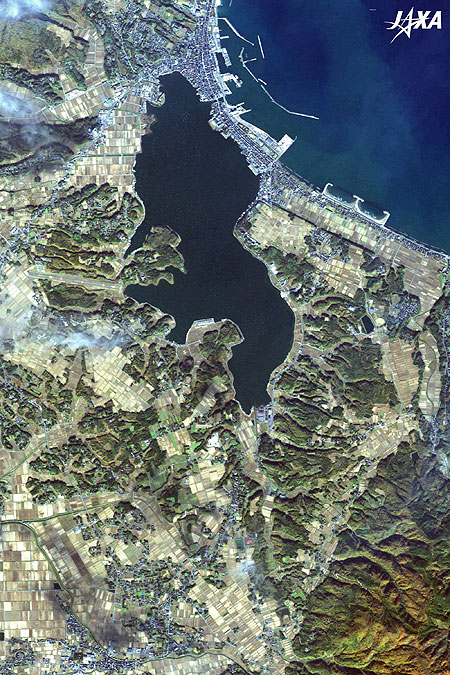 Enlarged Image of Ryotsu Port and Kamo Lake